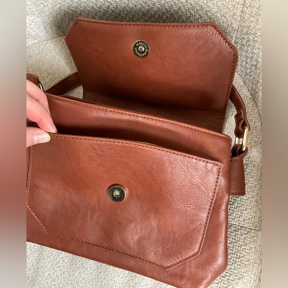 Tan Leather Crossbody Bag Tassel Detail & lots of Pockets - Adjustable Strap 👜 - Picture 6 of 8